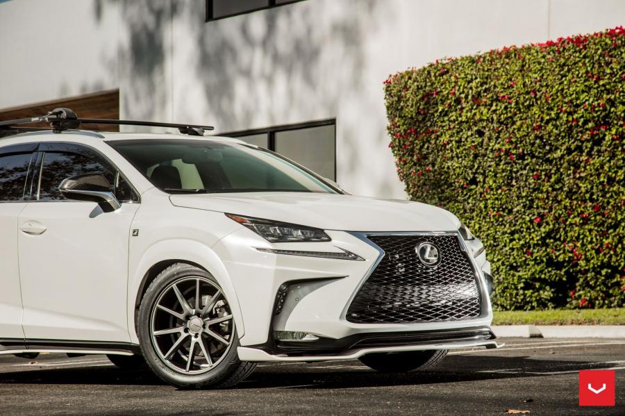 Детали экстерьера Lexus NX on Vossen Wheels (VFS1) 2017 года  (фото 6 из 29)